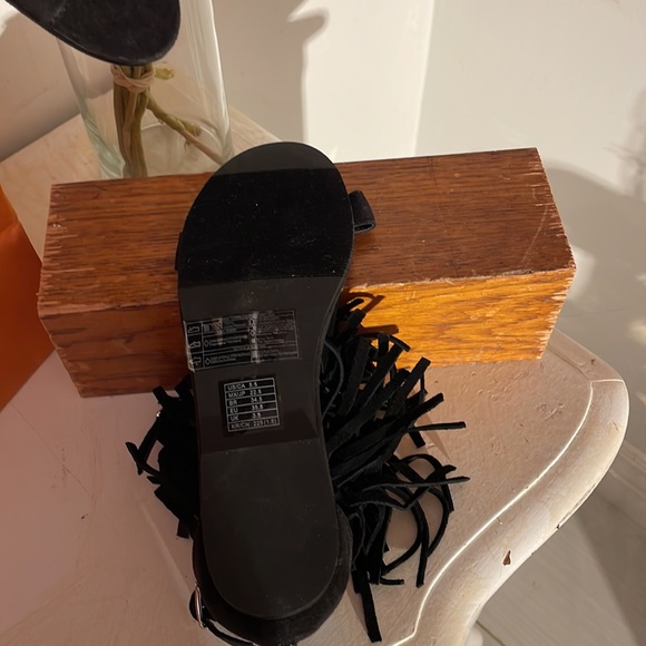 Fringe sandal with the back zipper and open toes - Picture 4 of 4